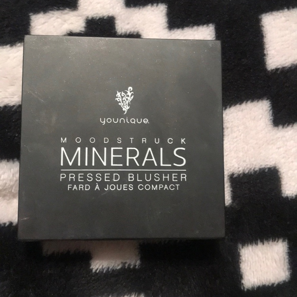 Younique minerals pressed blusher color stunning